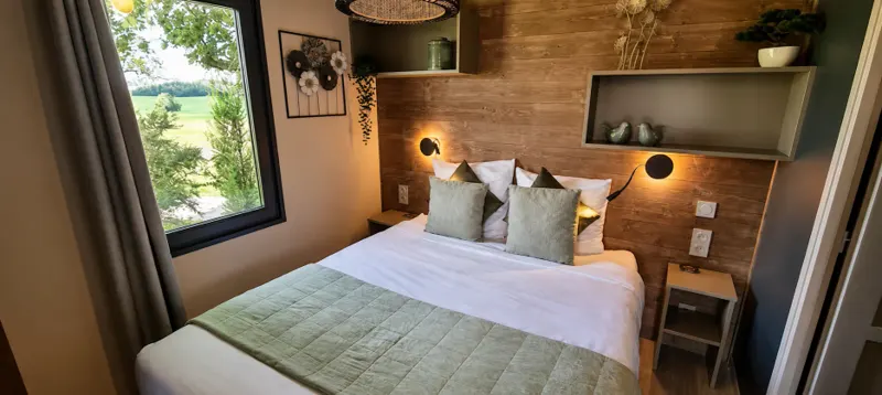 Chambre du Chêne, lit double et décoration chaleureuse en bois