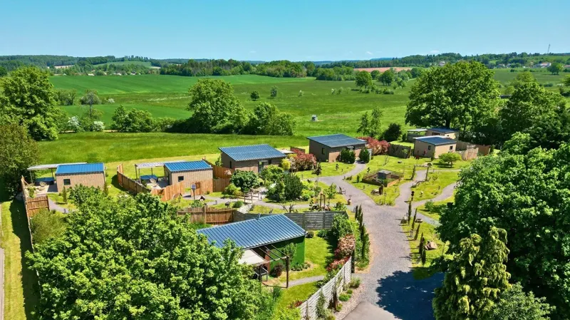 Vue du Domaine, de ses cottages et de la campagne environnante