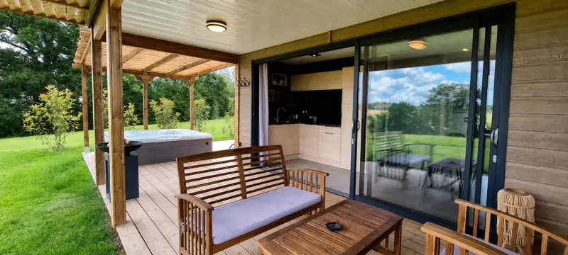 Terrasse meublée d’un cottage Style, avec jardin et jacuzzi