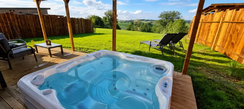 Le jacuzzi du Cocon face aux paysages du Domaine