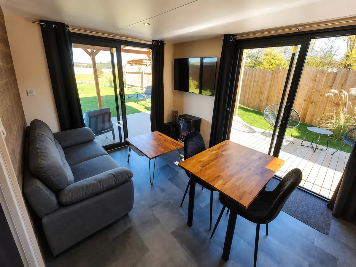 Le séjour du Cocon ouvert sur la terrasse