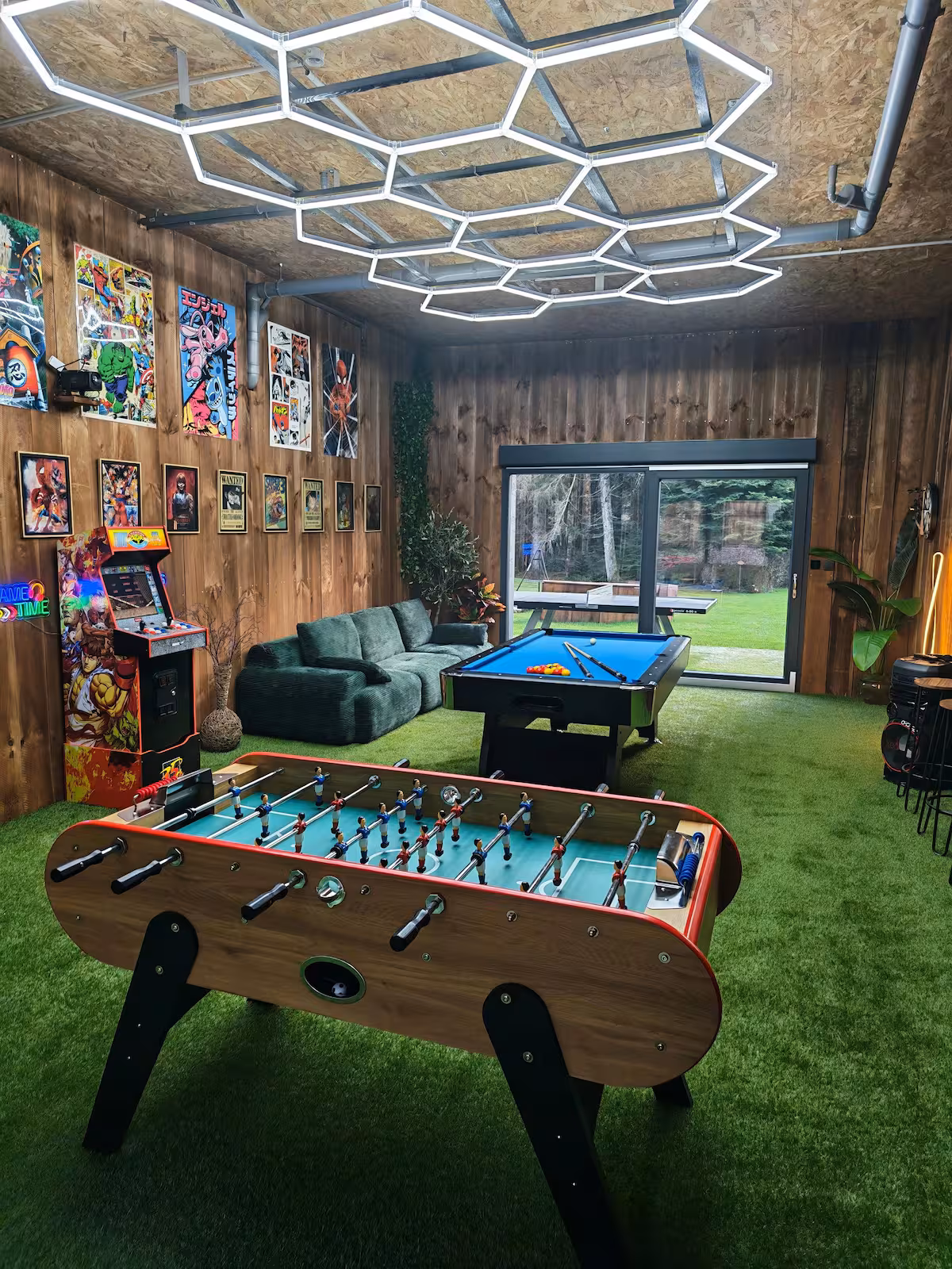 Spielzimmer mit Tischfußball und Billard