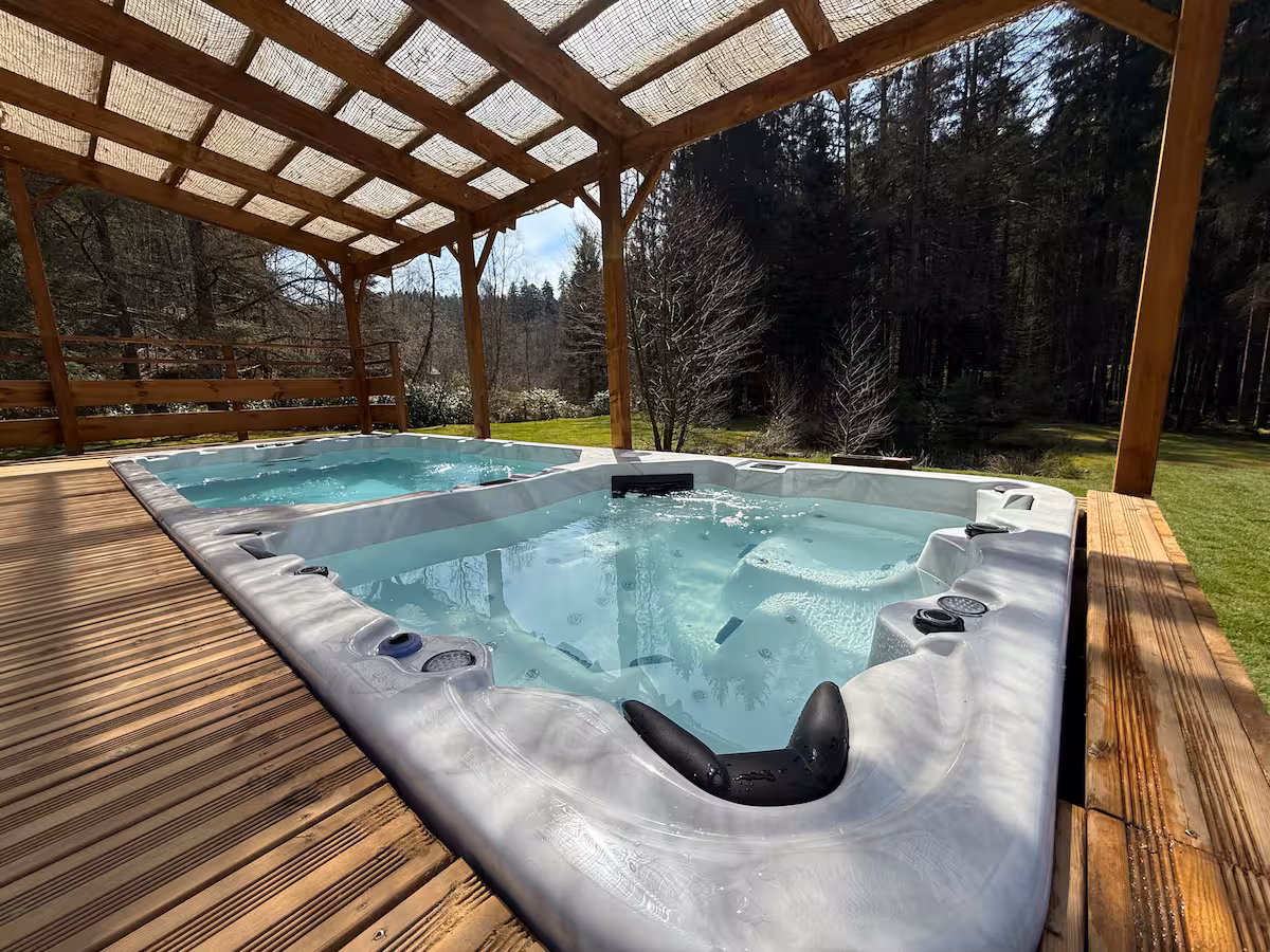 Außen-Wellness unter einer Pergola im Garten