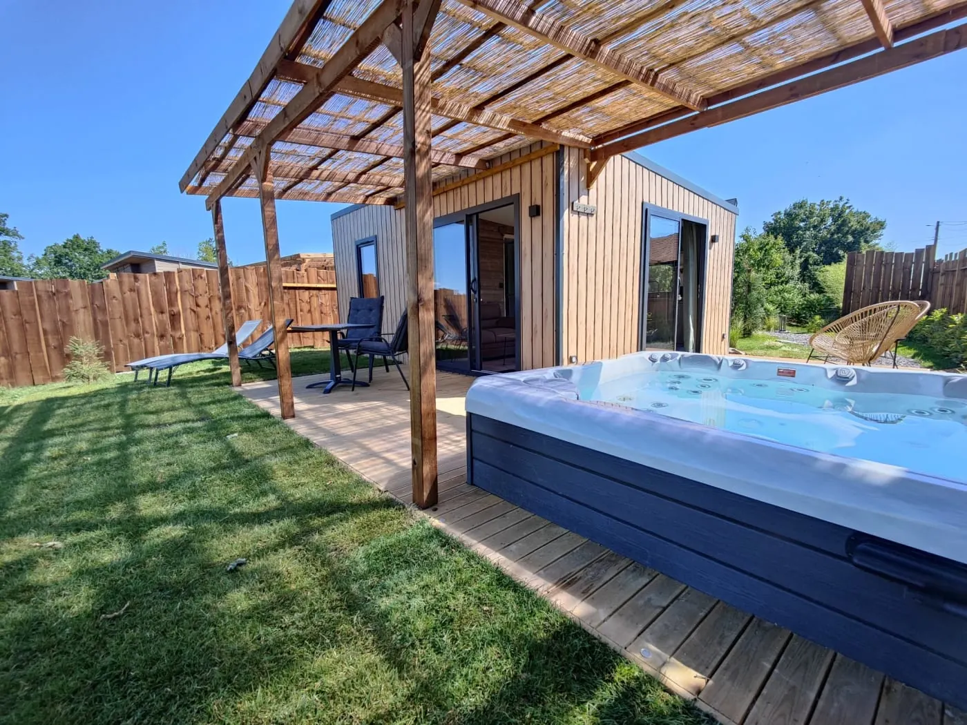 Terrasse de cottage avec spa privatif au Domaine des Gramin&eacute;es