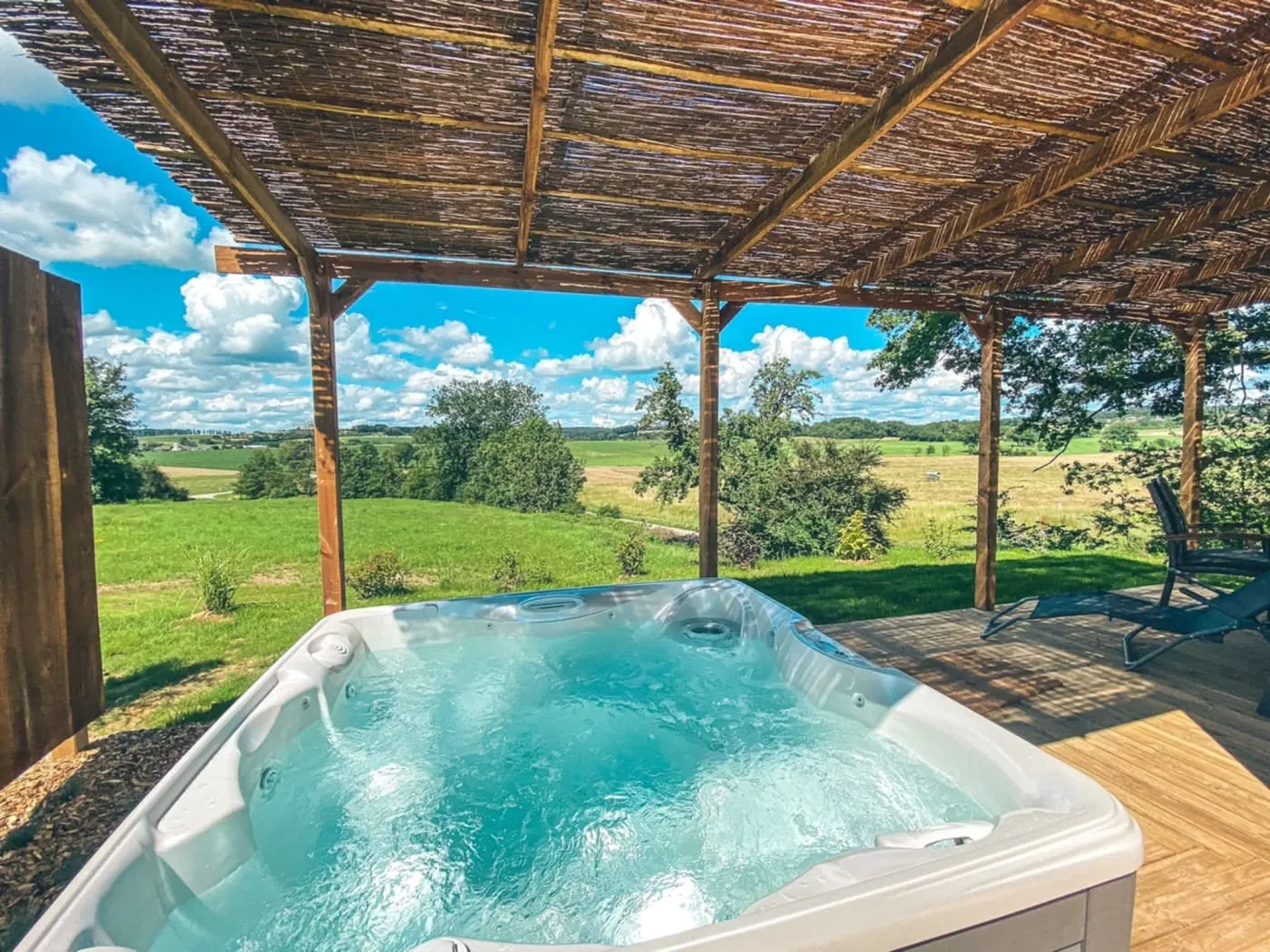 Jacuzzi avec vue pour les offres et disponibilités du Domaine des Graminées
