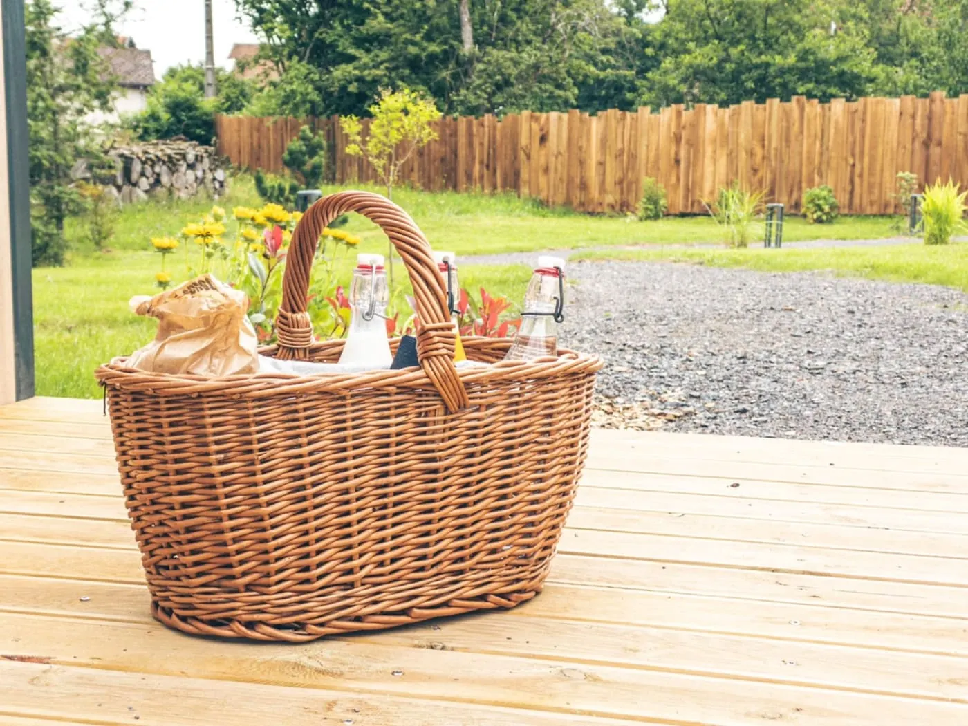 Panier petit-d&eacute;jeuner livr&eacute; devant un cottage avec spa privatif