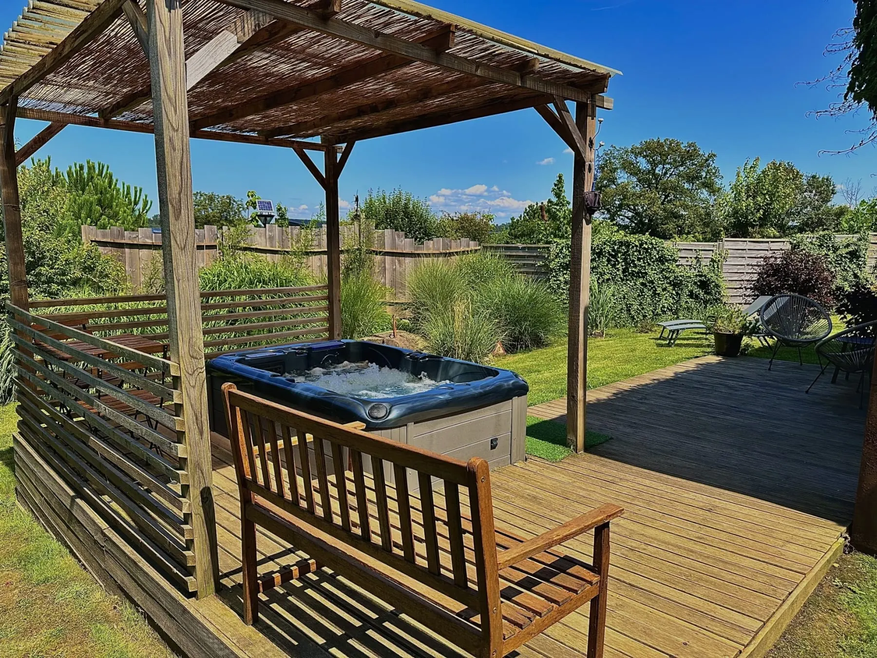 Jacuzzi privatif sur la terrasse d'un cottage dans les Vosges