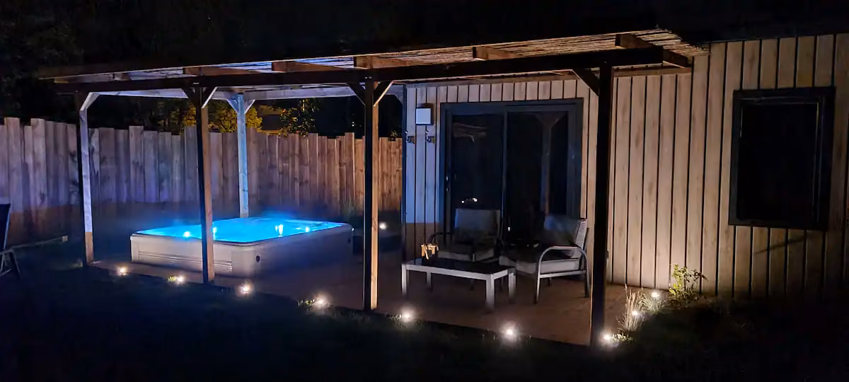 Le Cocon et son jacuzzi éclairés de nuit