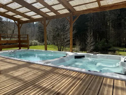 Jacuzzi extérieur de L’Écrin de la Forêt