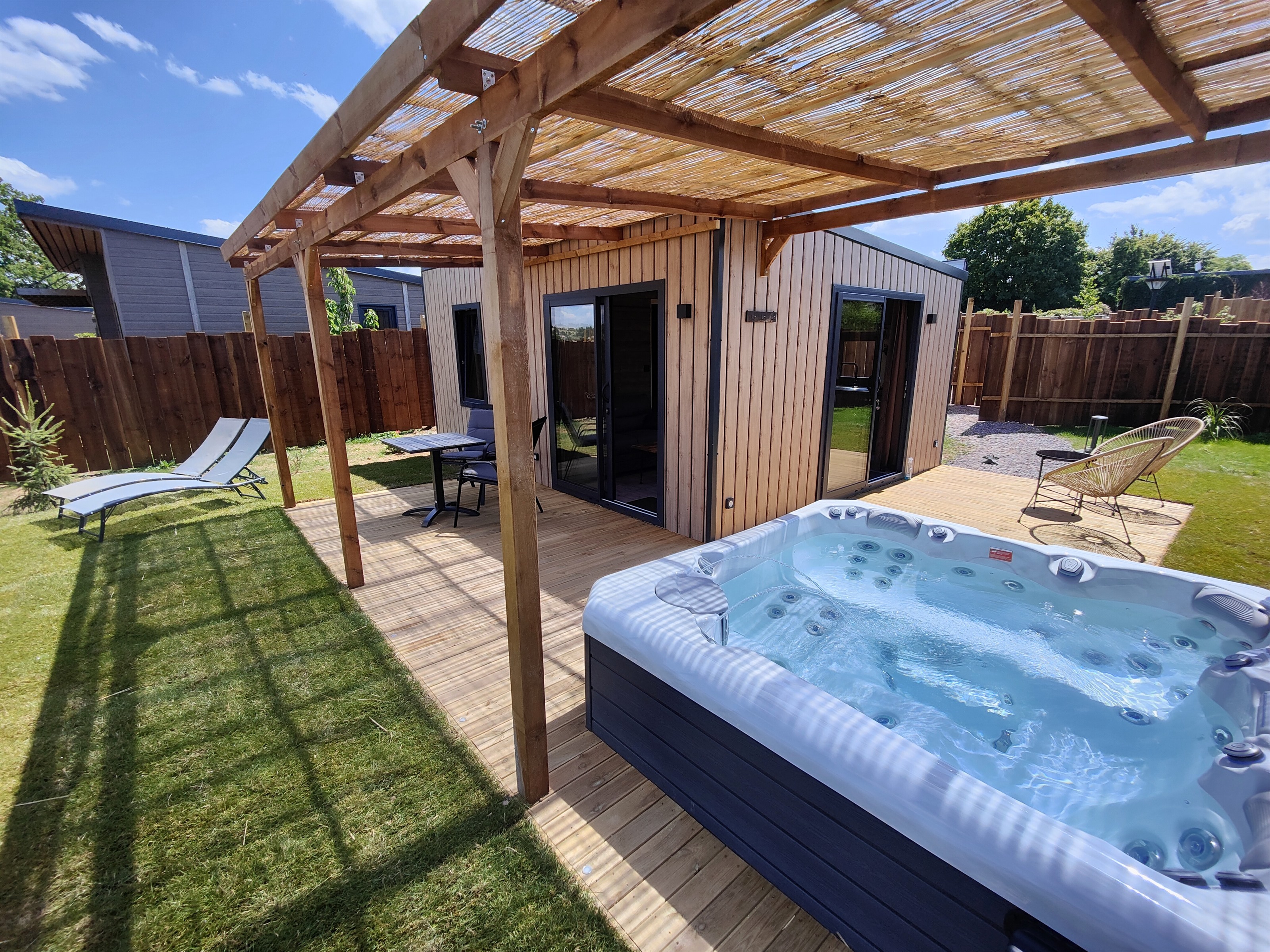 Extérieur et jacuzzi du Cottage La Romance