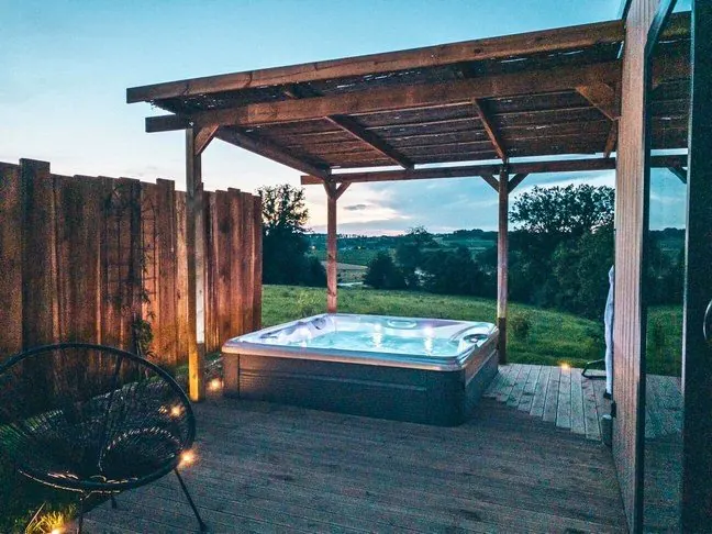 Jacuzzi privatif à la lumière du début de soirée