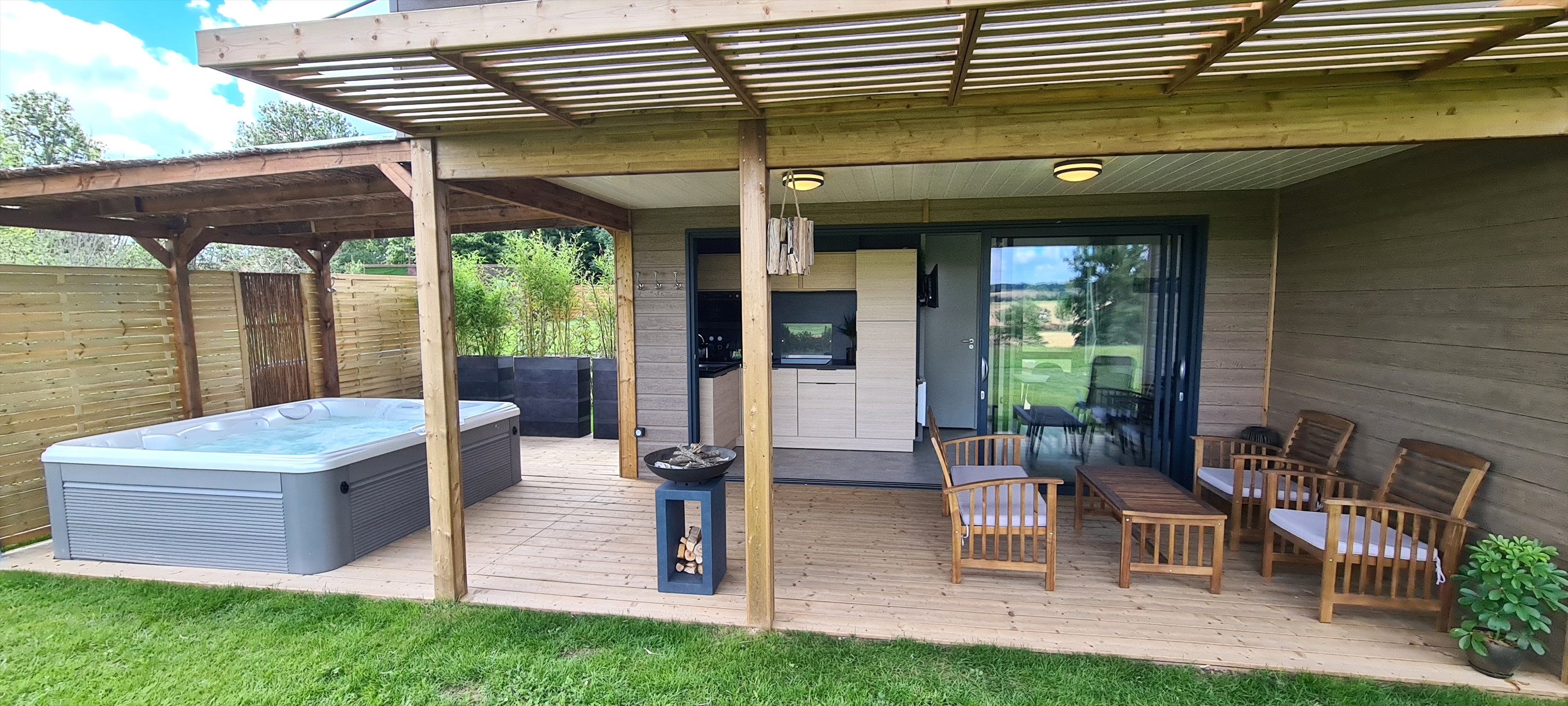 Terrasse et jacuzzi du Cottage Style 4 personnes