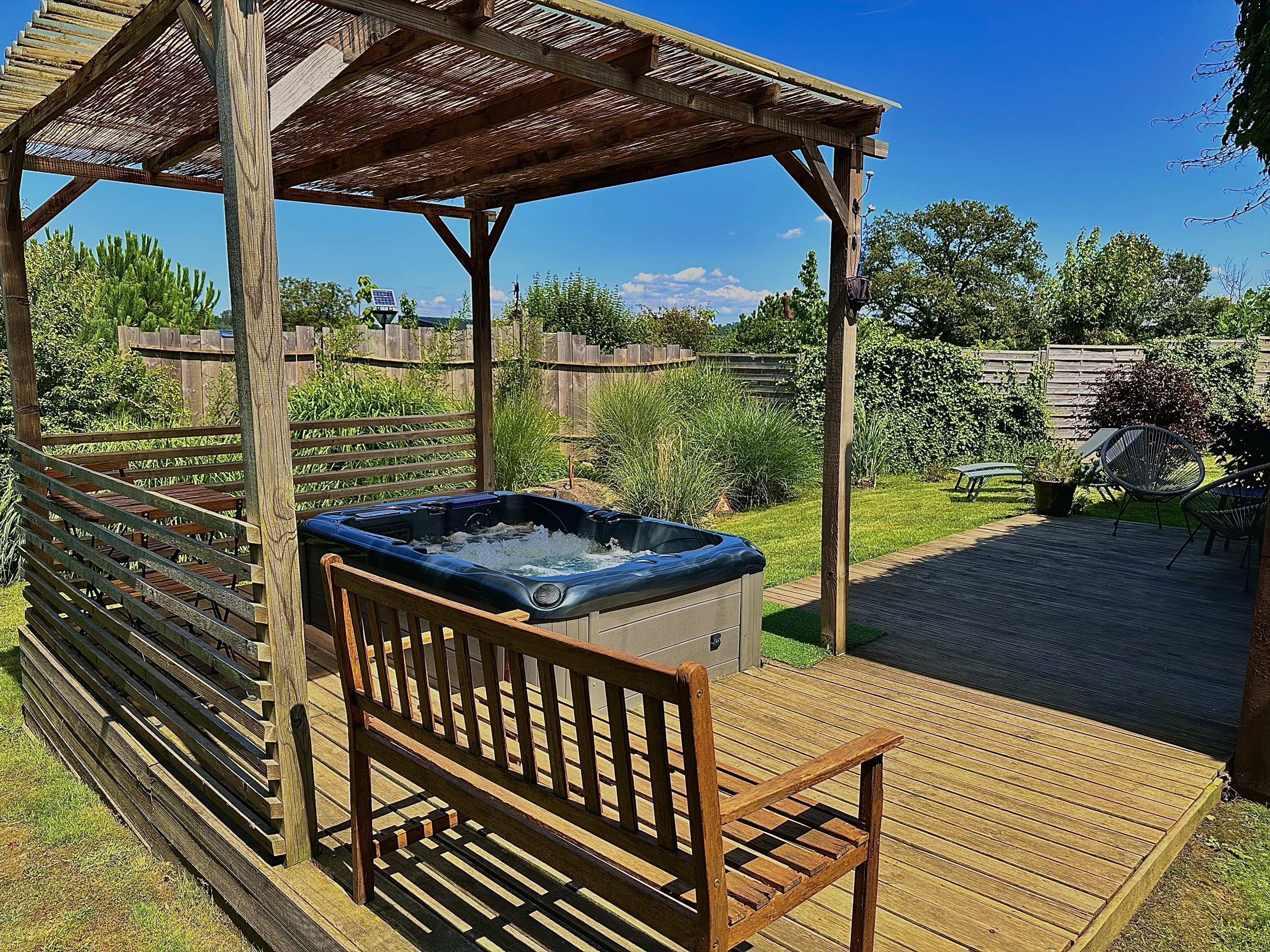 Terrasse et jacuzzi du Cottage végétal