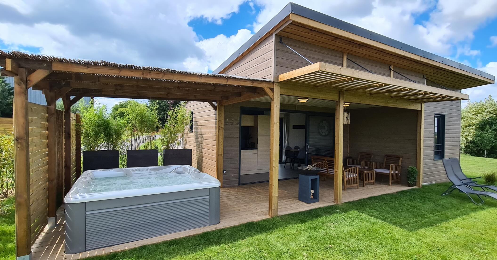 Cottage avec terrasse et jacuzzi au soleil