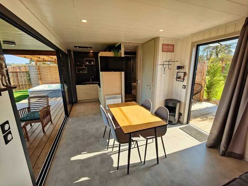 Repas possible dans un lodge avec terrasse