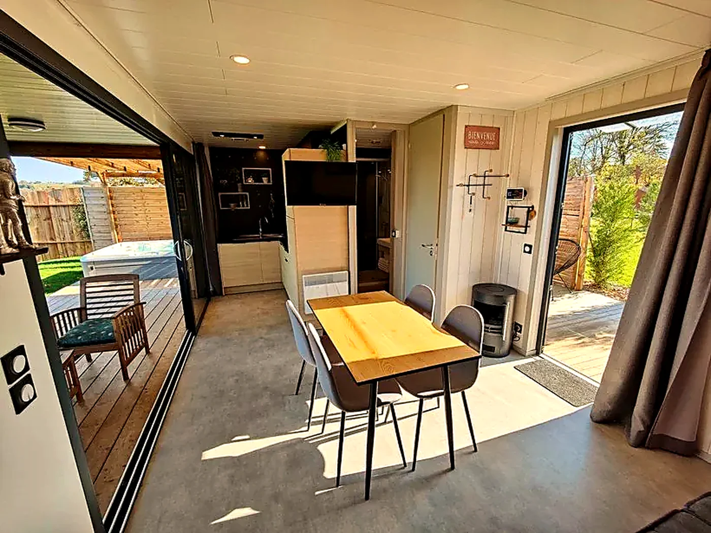 Table et terrasse d’un cottage du Domaine
