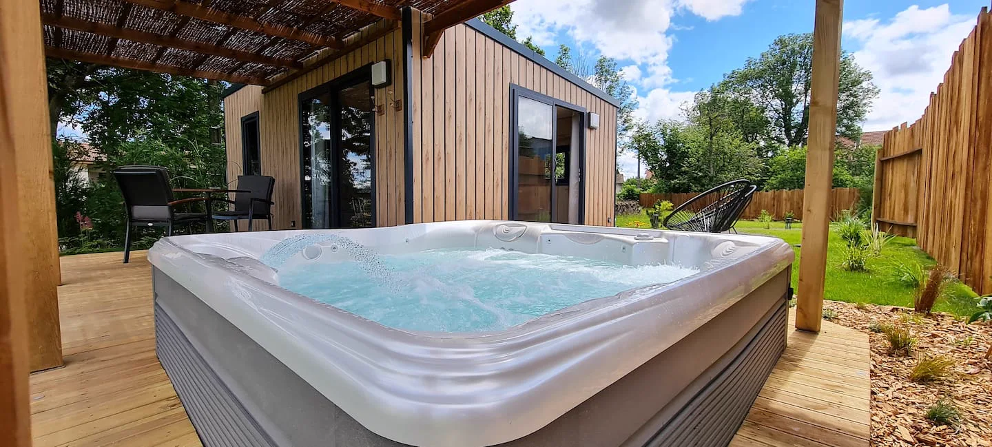 Le Chêne : Jacuzzi privatif et extérieur