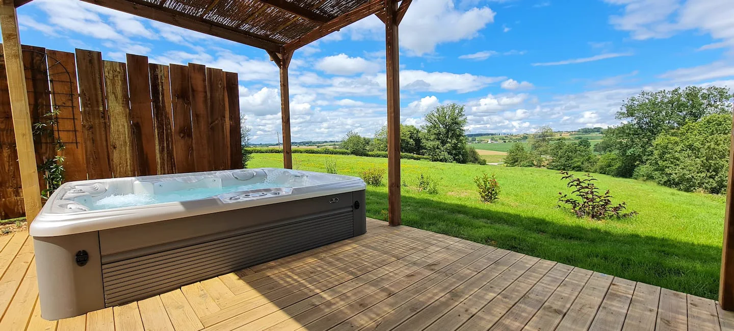 Jacuzzi et terrasse du Chêne face à la campagne