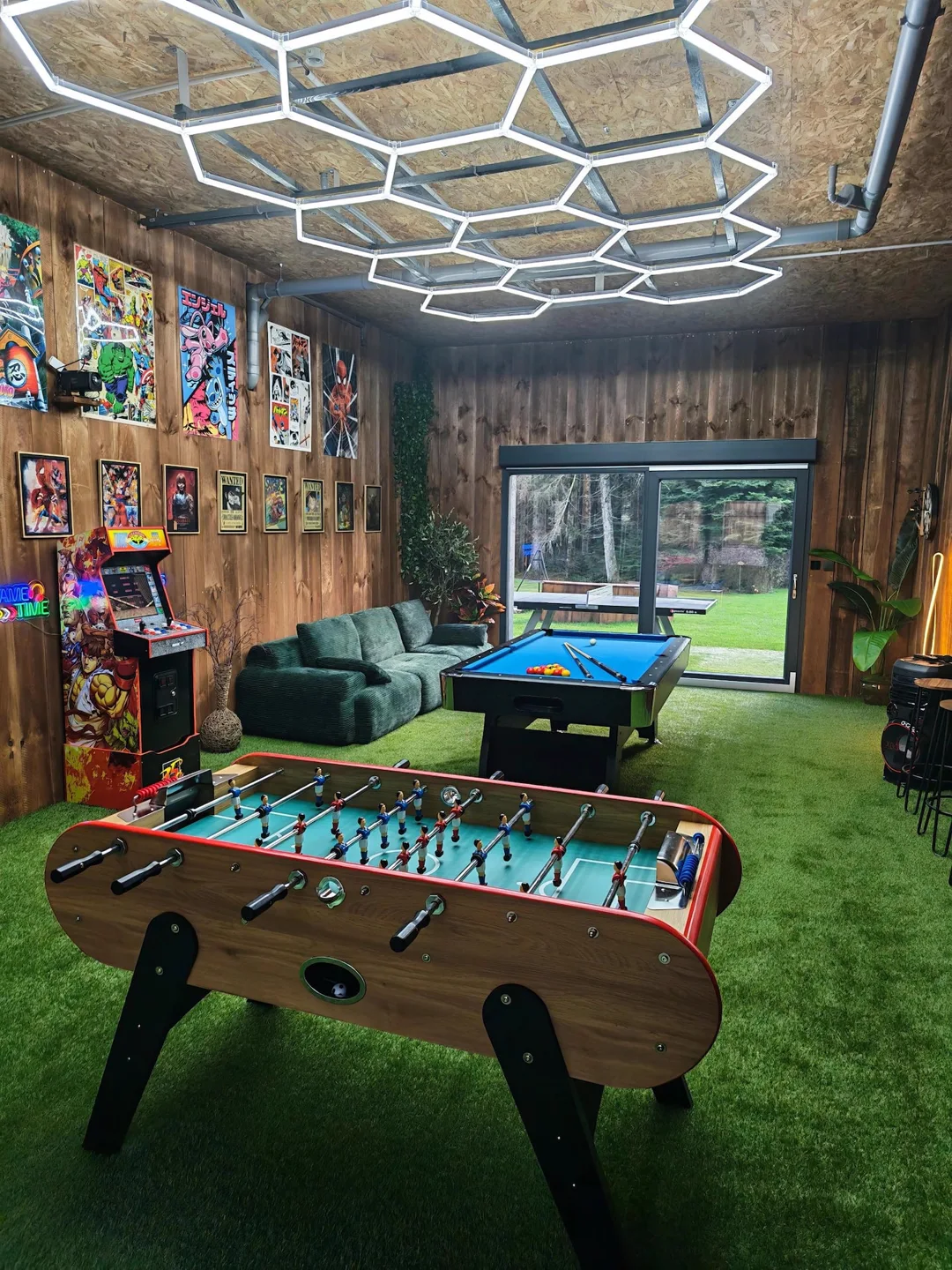 Salle de jeux avec billard, baby-foot et bornes d’arcade · L’Écrin de la Forêt