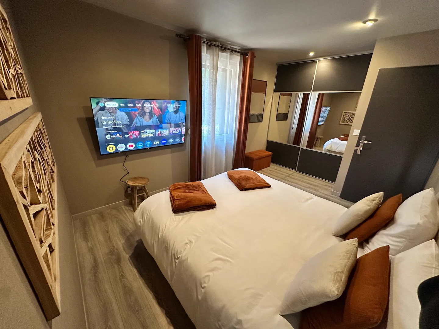 Deuxième chambre avec lit double · L’Écrin de la Forêt