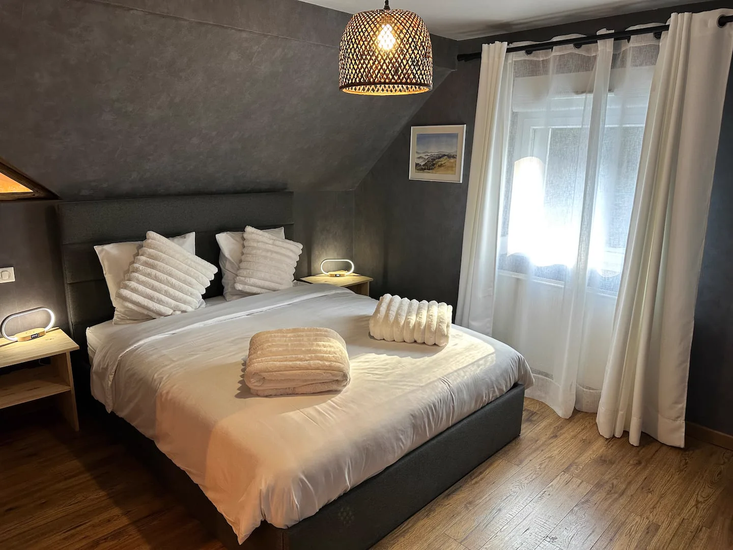 Troisième chambre : lit double et télévision · L’Écrin de la Forêt