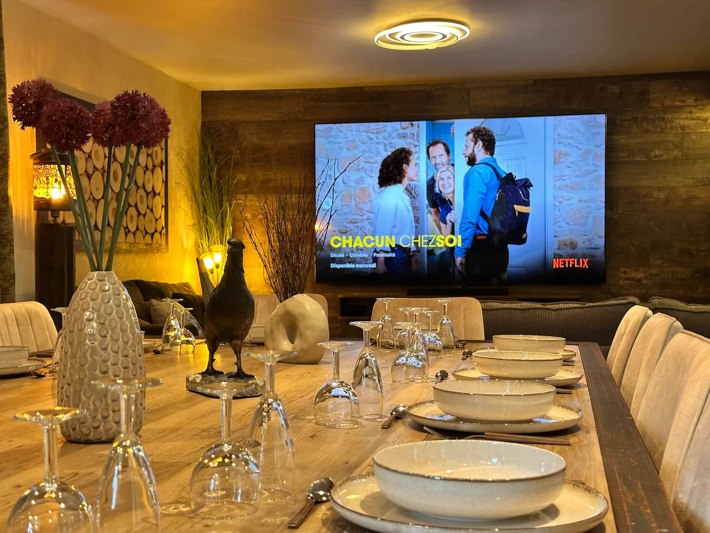 Table dressée dans la salle à manger · L’Écrin de la Forêt