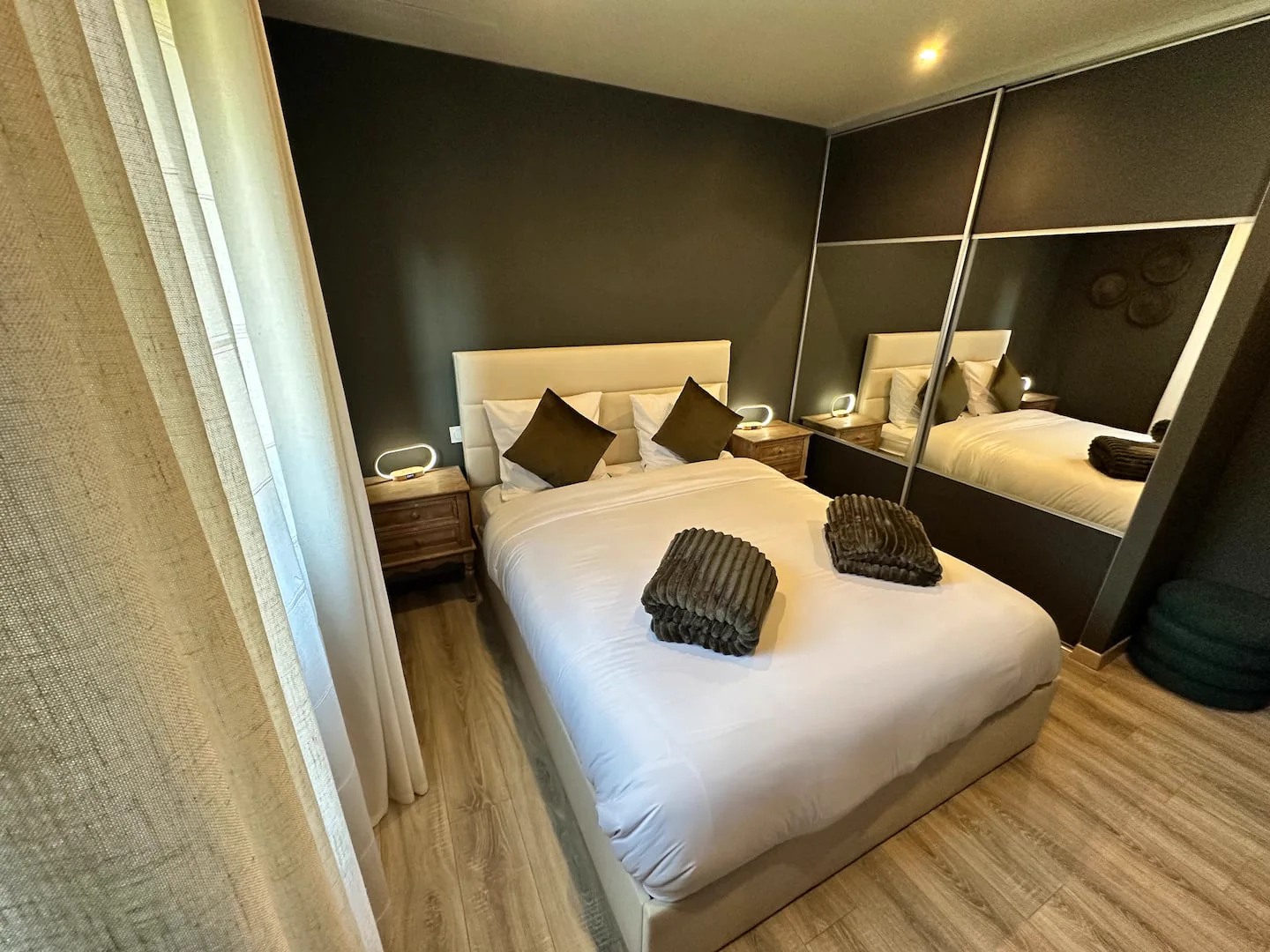 Première chambre et rangement avec miroir · L’Écrin de la Forêt