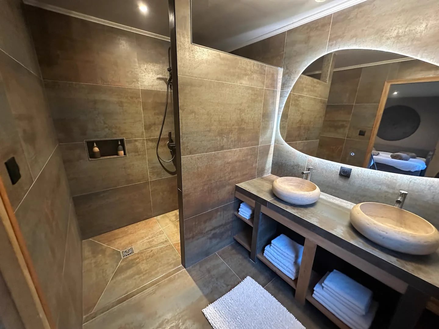 Salle de bain avec douche et double vasque · L’Écrin de la Forêt