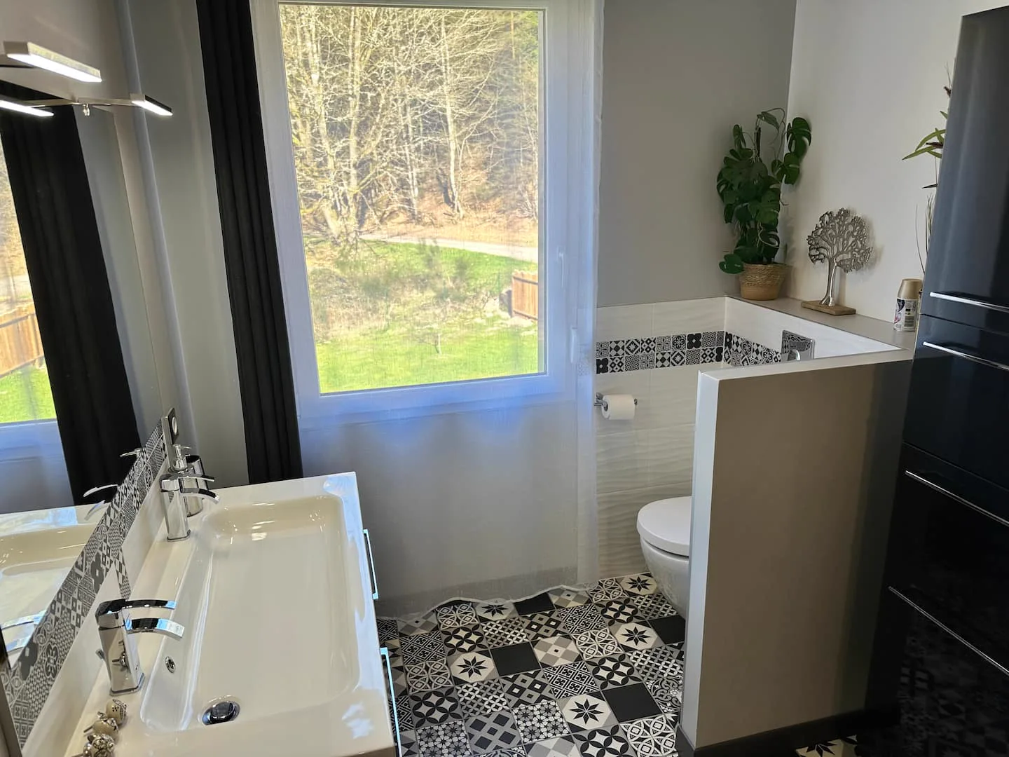 Salle de bain avec baignoire et vasque · L’Écrin de la Forêt