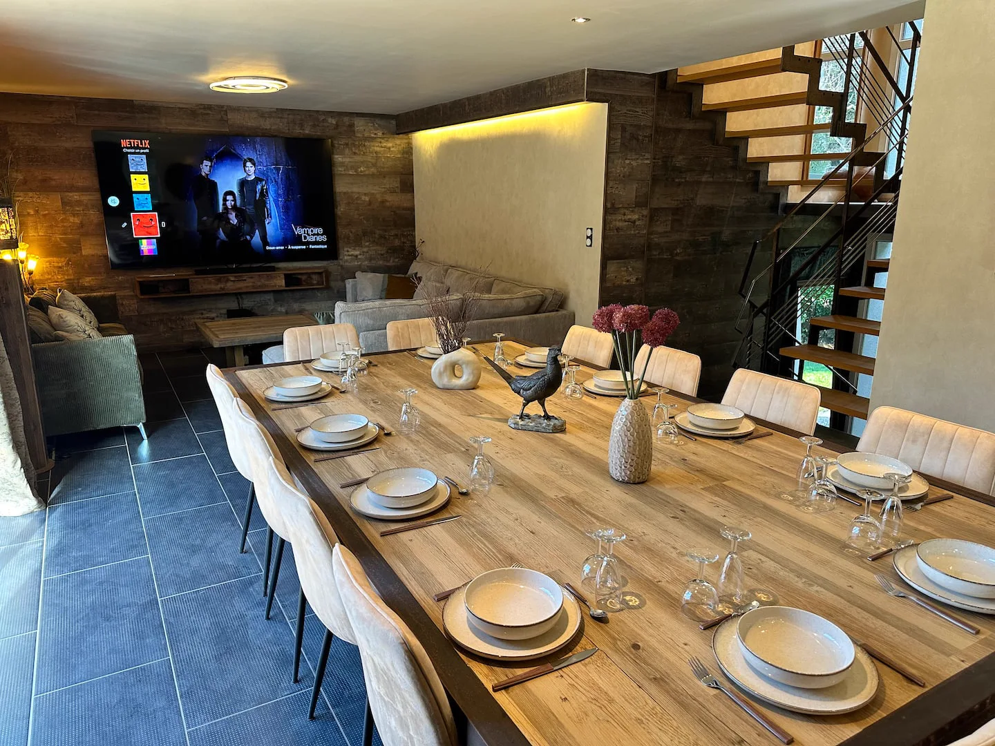 Grande table et escalier du séjour · L’Écrin de la Forêt