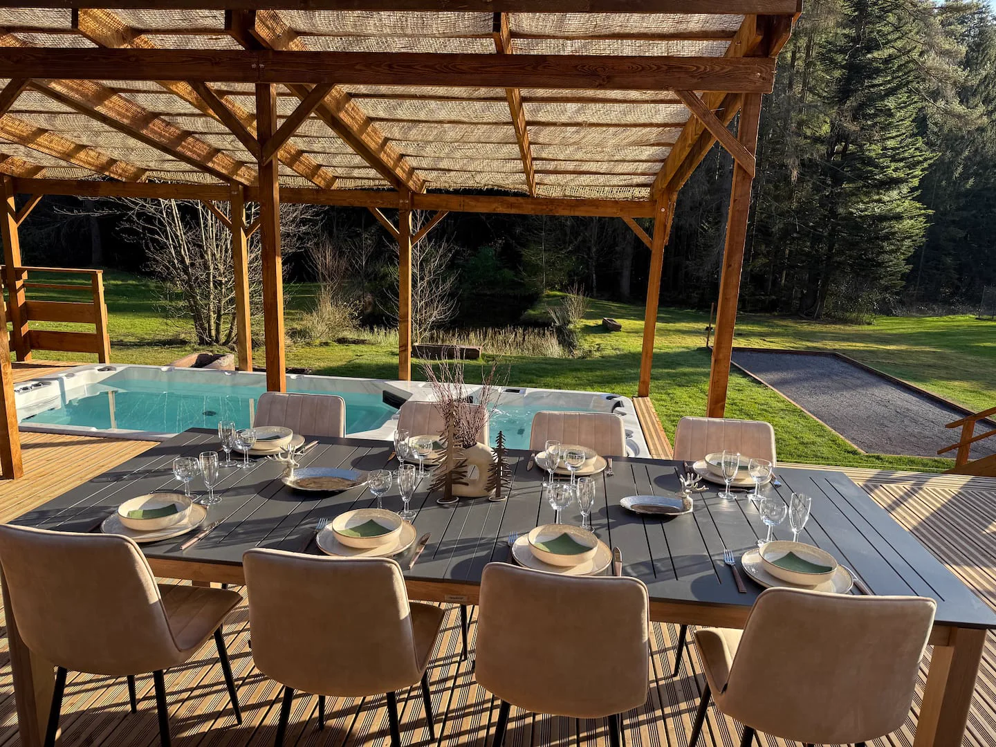 Repas sous la terrasse couverte · L’Écrin de la Forêt