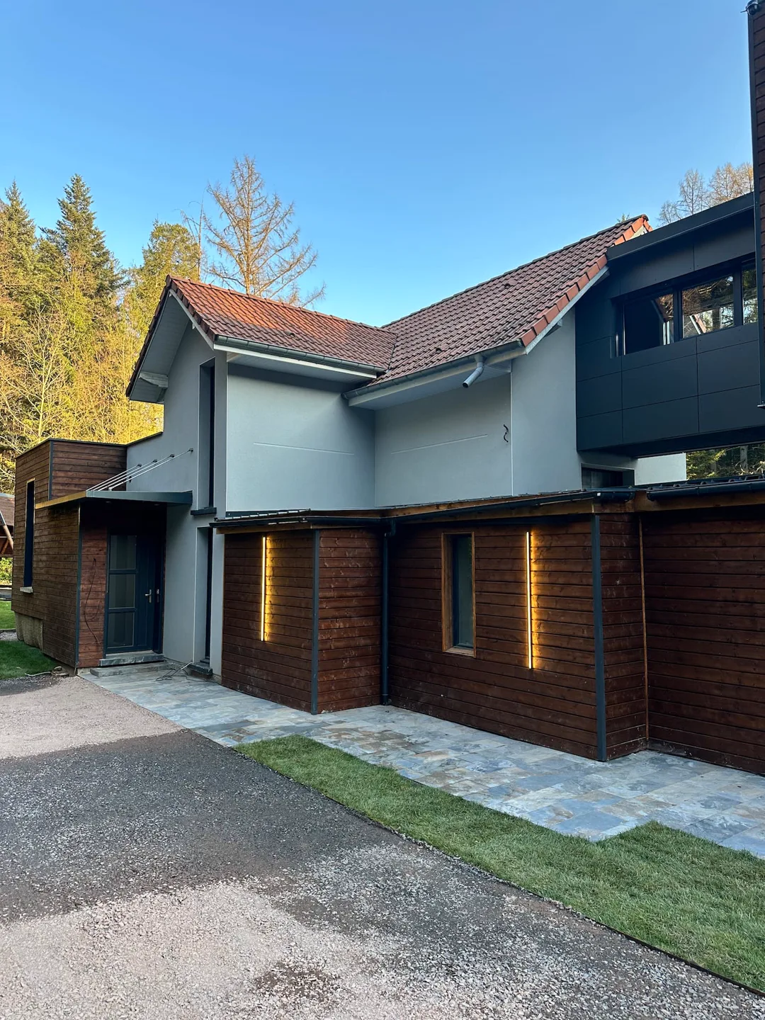 Façade de la maison en lisière de forêt · L’Écrin de la Forêt