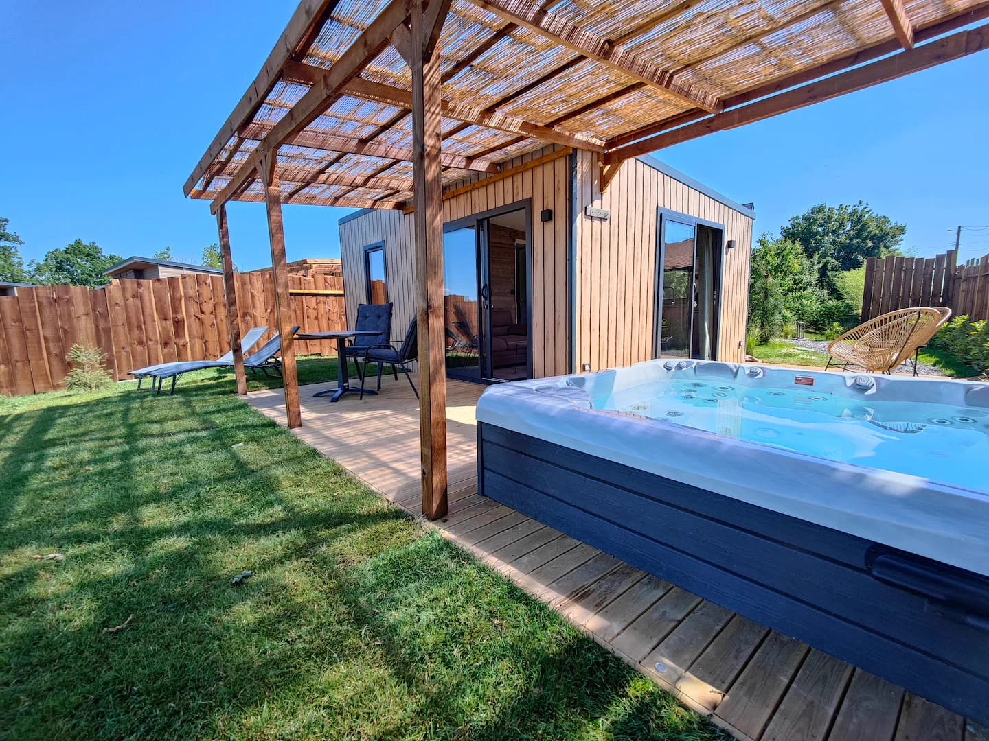 La Romance : Jacuzzi privatif et extérieur