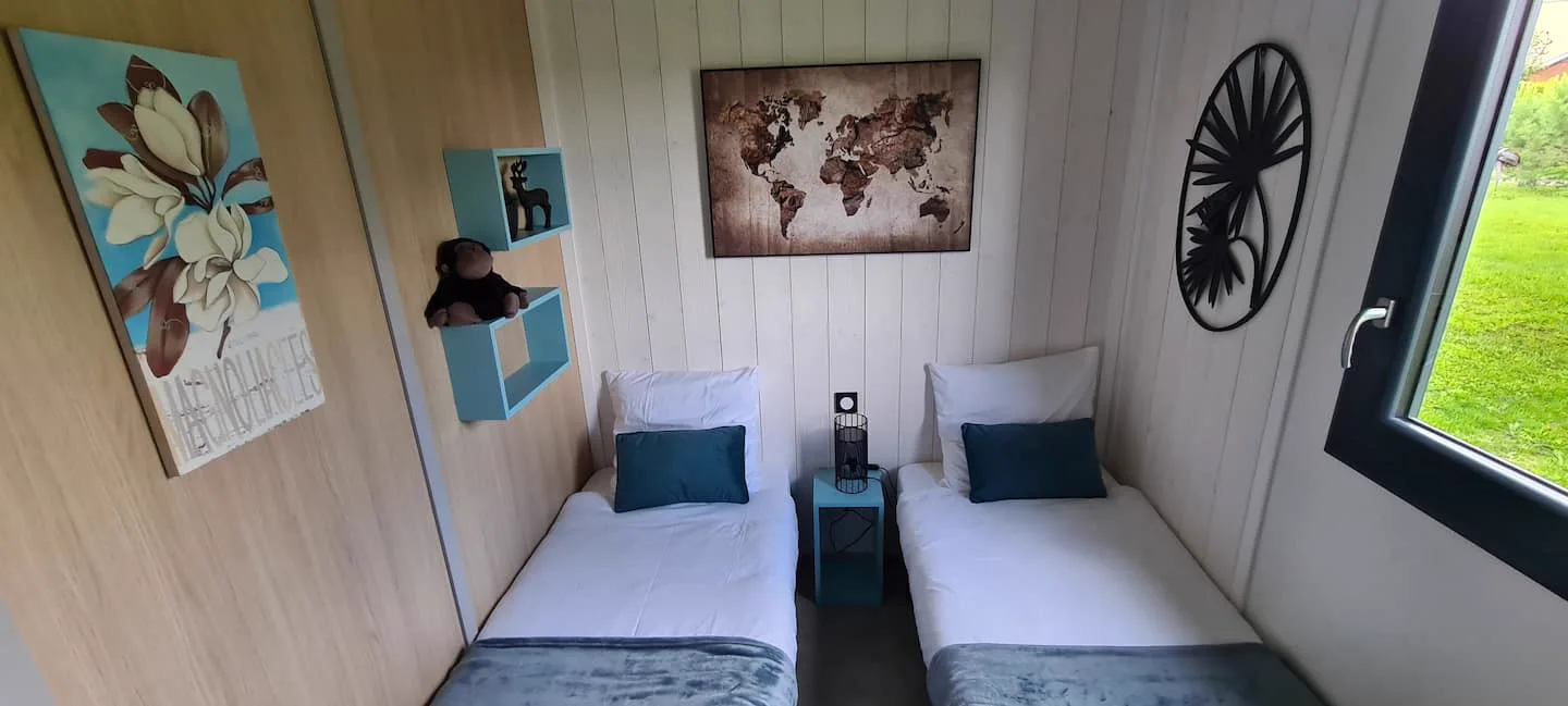 Chambre avec deux lits simples du Style 4 pour un séjour en famille