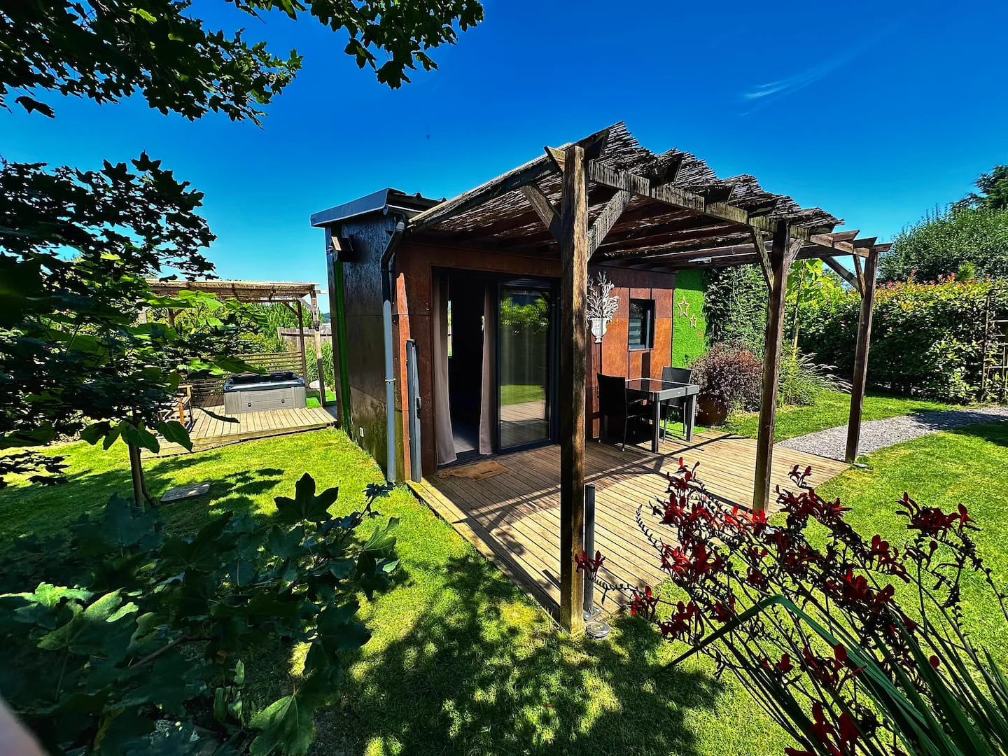 Cottage Végétal au milieu du jardin