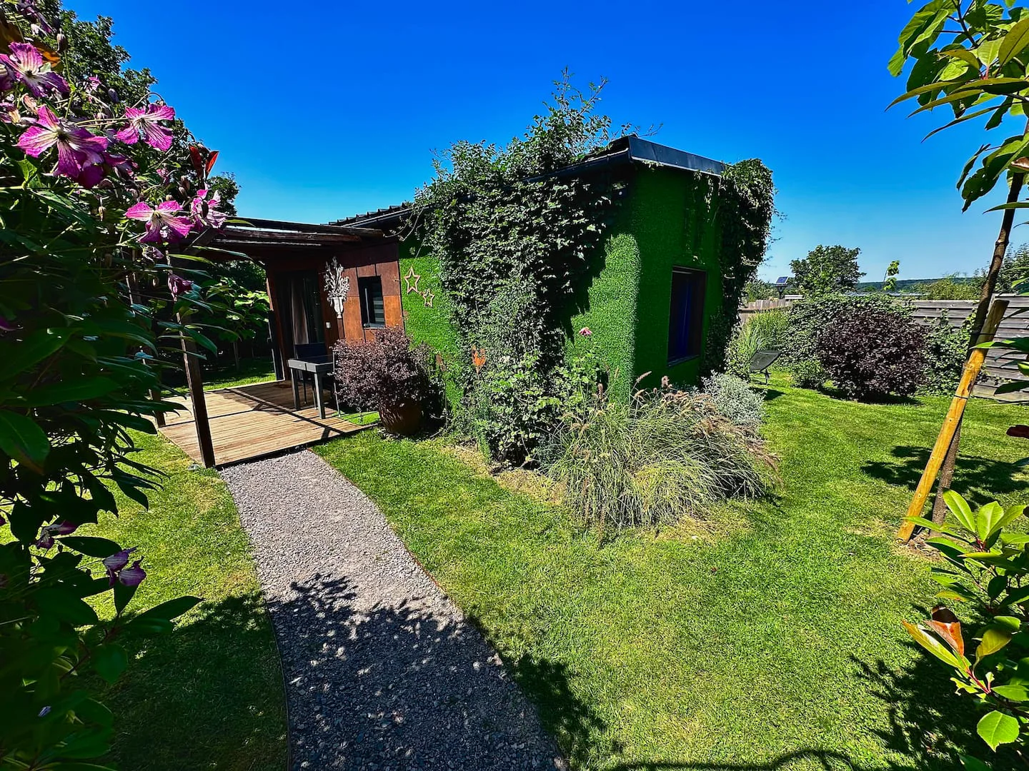 Jardin et accès au cottage Végétal