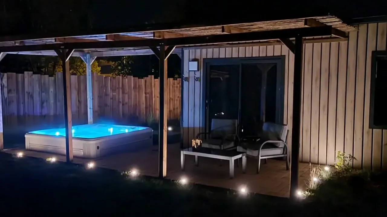 Le jacuzzi du Cocon, à la nuit tombée