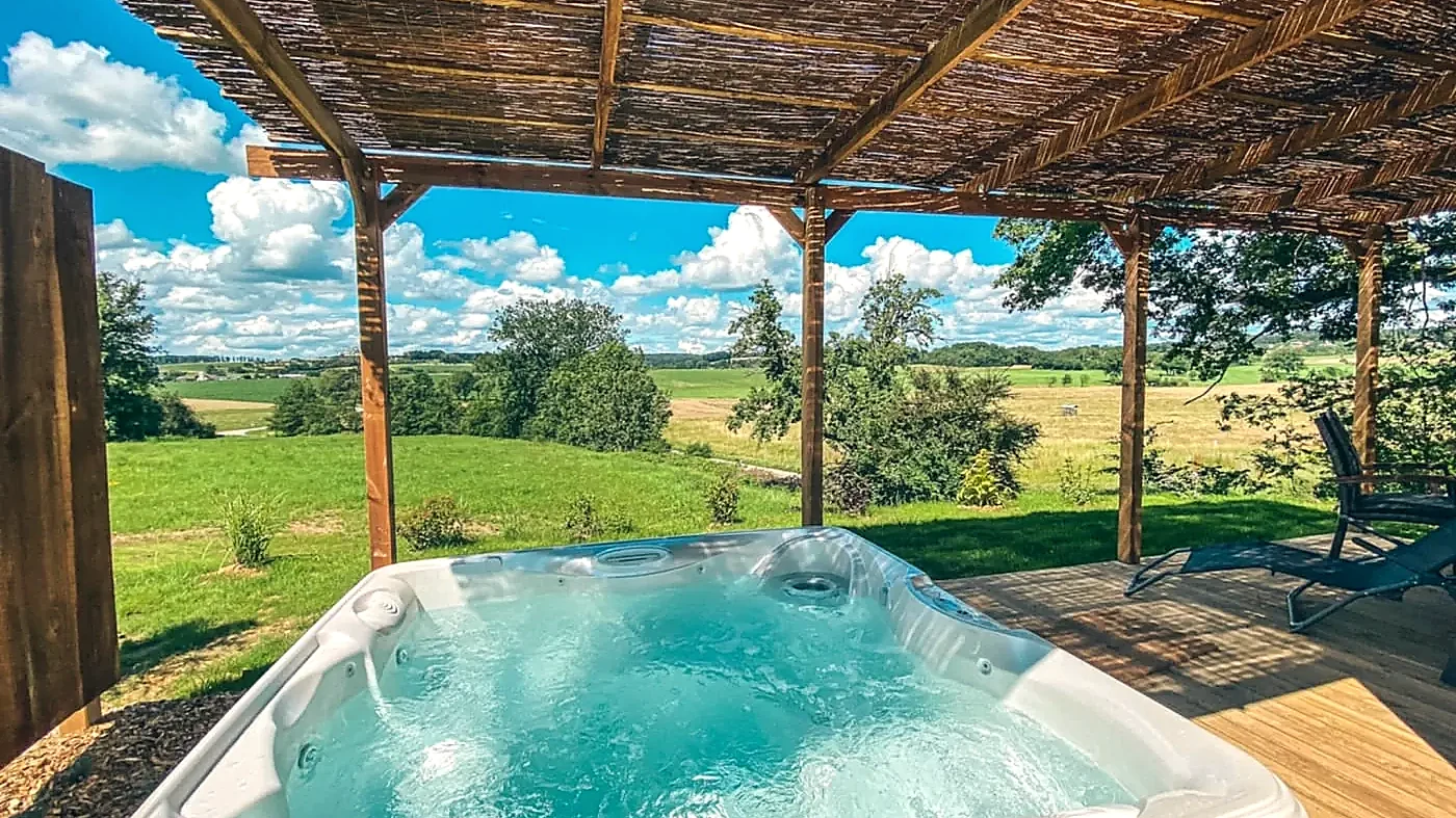 Jacuzzi au Domaine des Graminées avec vue sur la nature